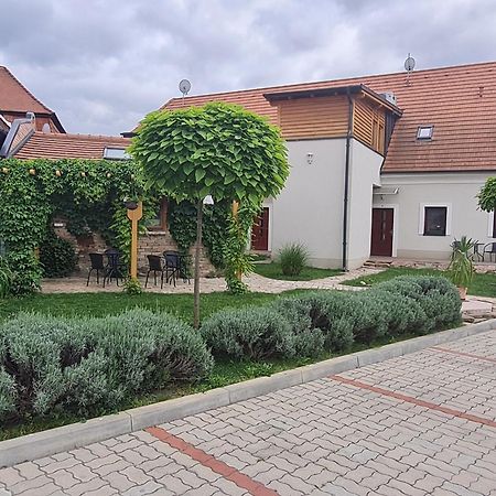 Kossuth Apartmanhaz Tata Exterior photo