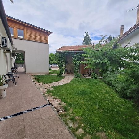 Kossuth Apartmanhaz Tata Exterior photo