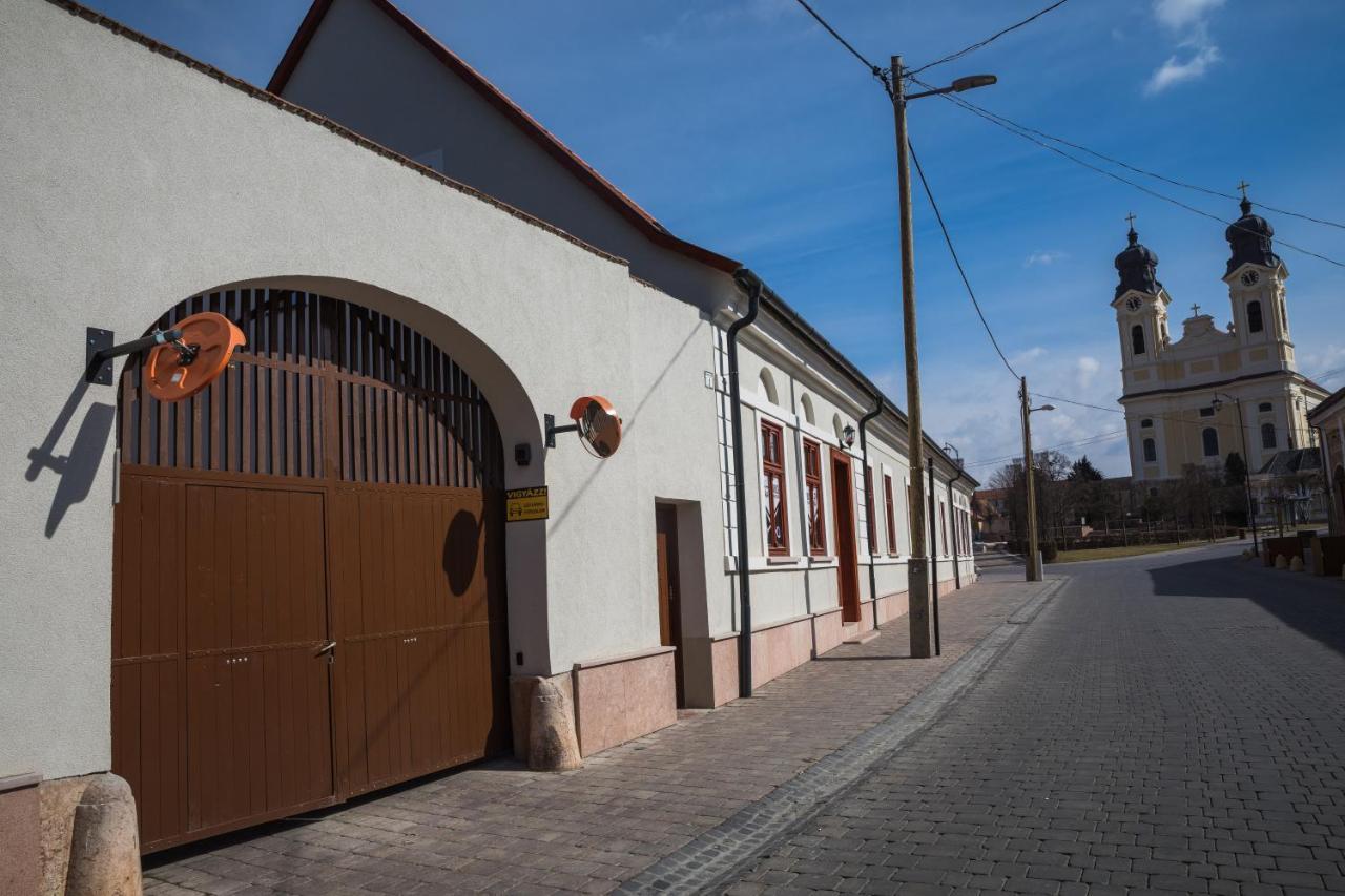Kossuth Apartmanhaz Tata Exterior photo