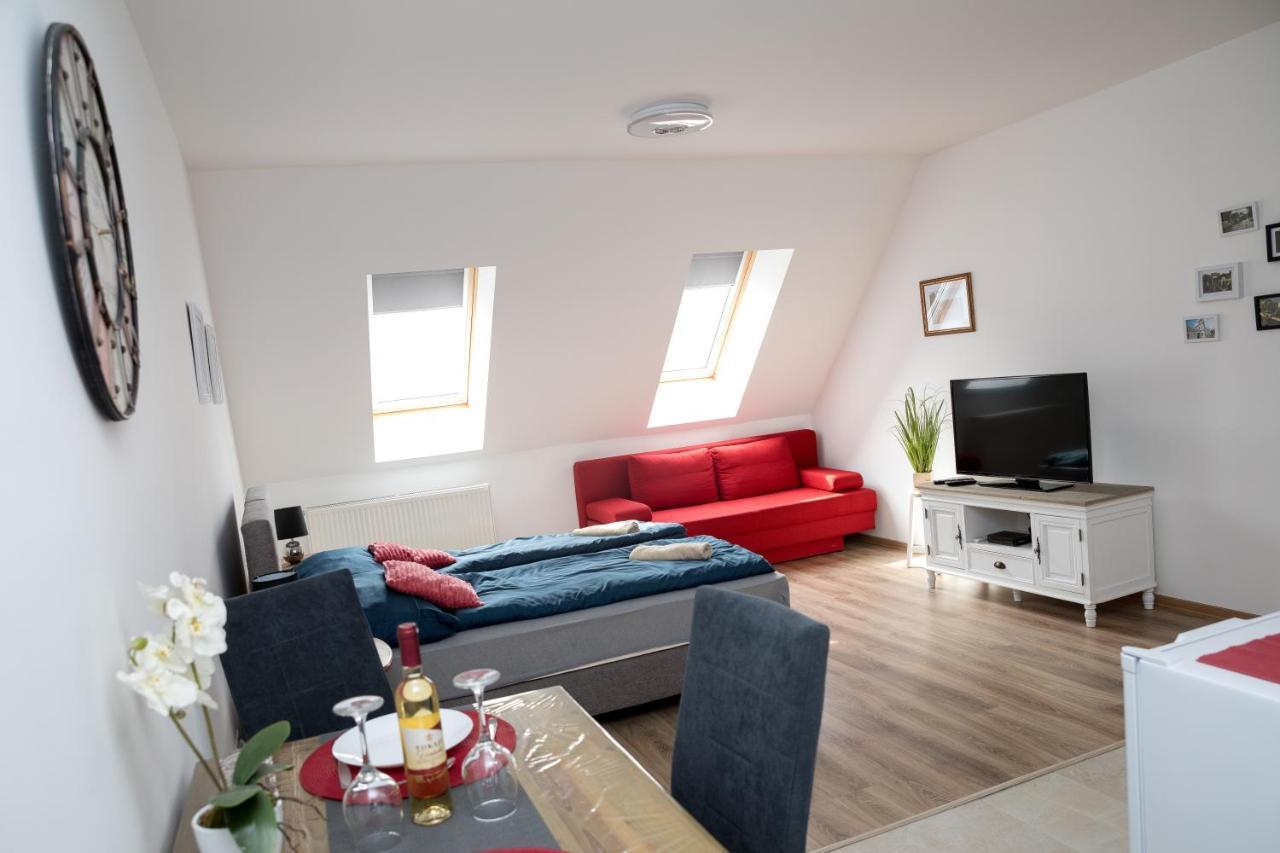 Kossuth Apartmanhaz Tata Exterior photo