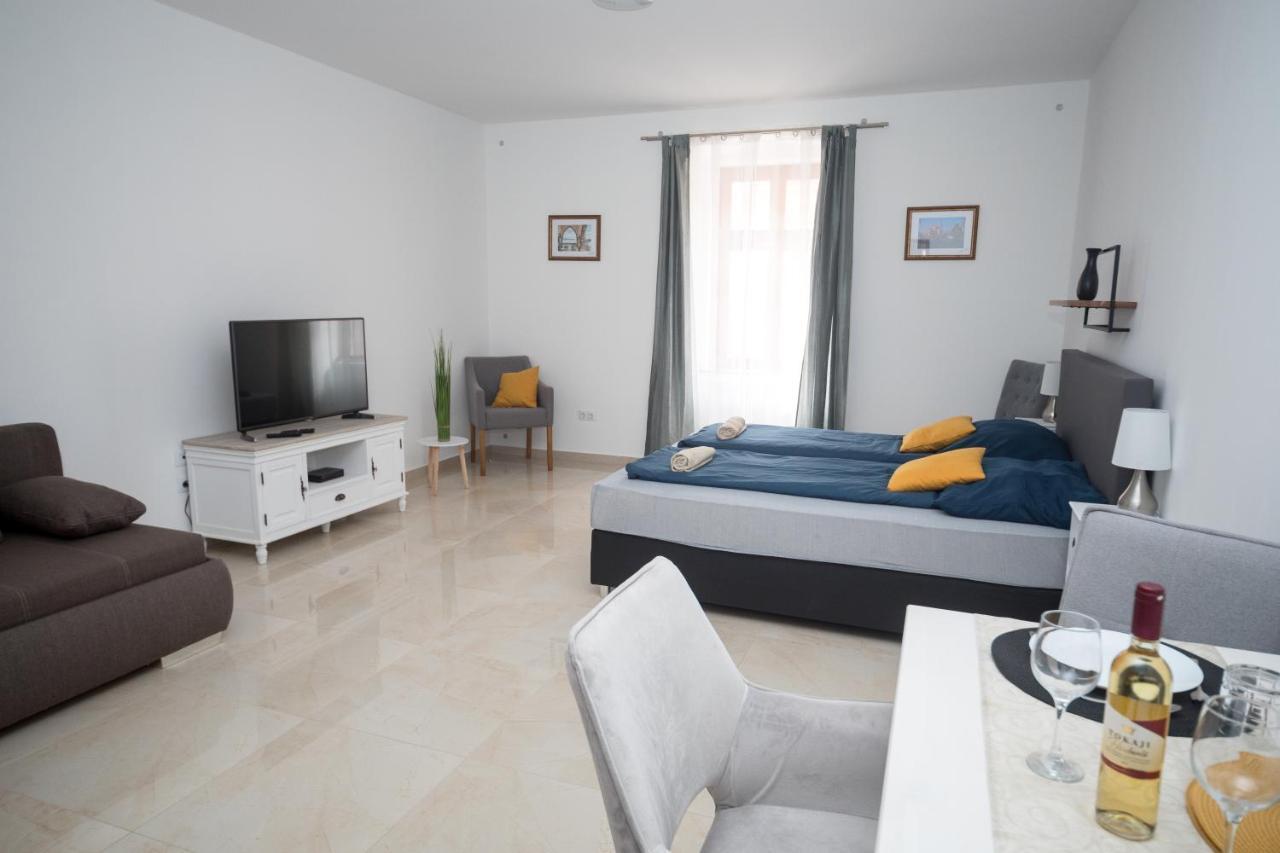 Kossuth Apartmanhaz Tata Exterior photo