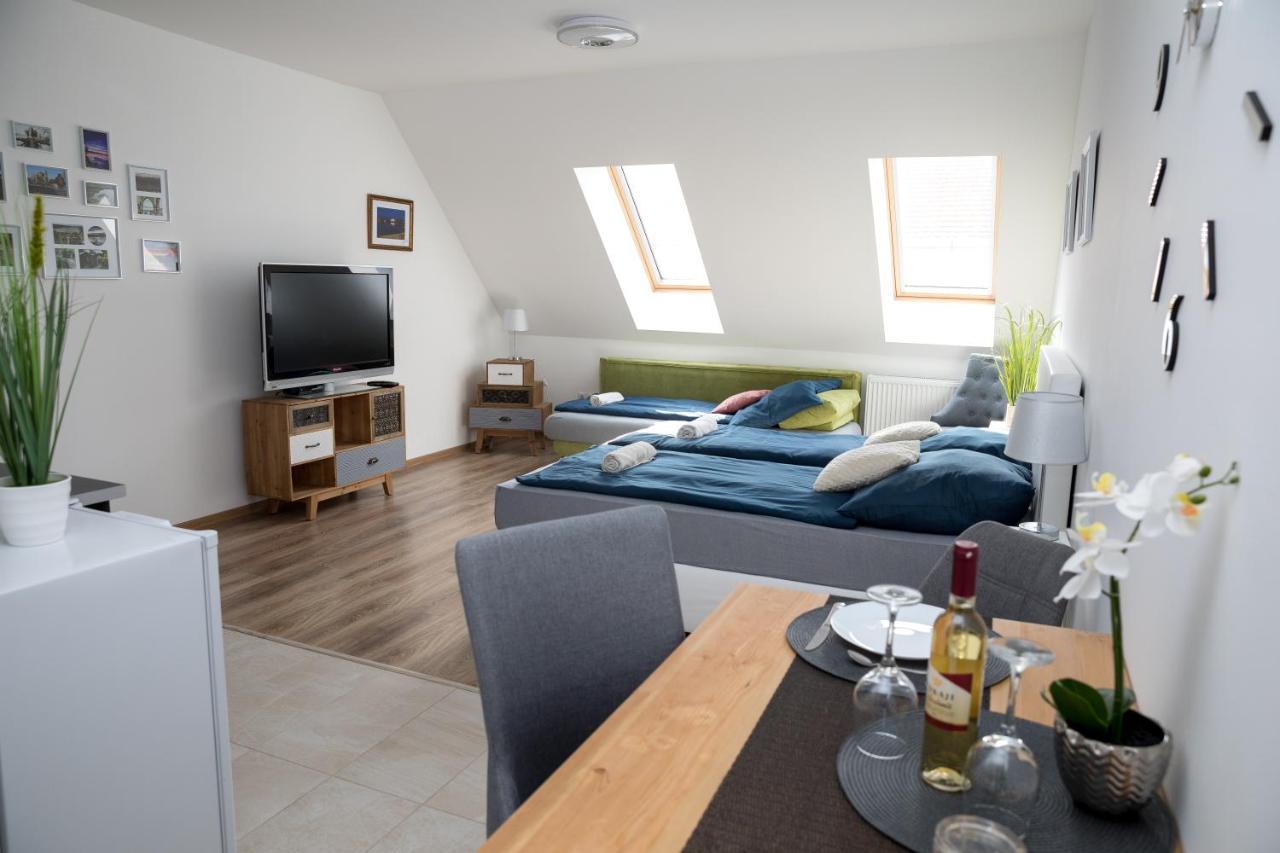 Kossuth Apartmanhaz Tata Exterior photo