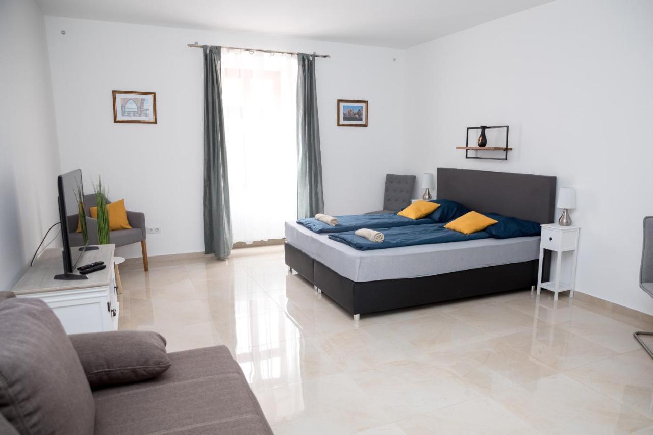 Kossuth Apartmanhaz Tata Exterior photo