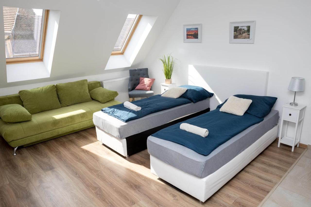 Kossuth Apartmanhaz Tata Exterior photo