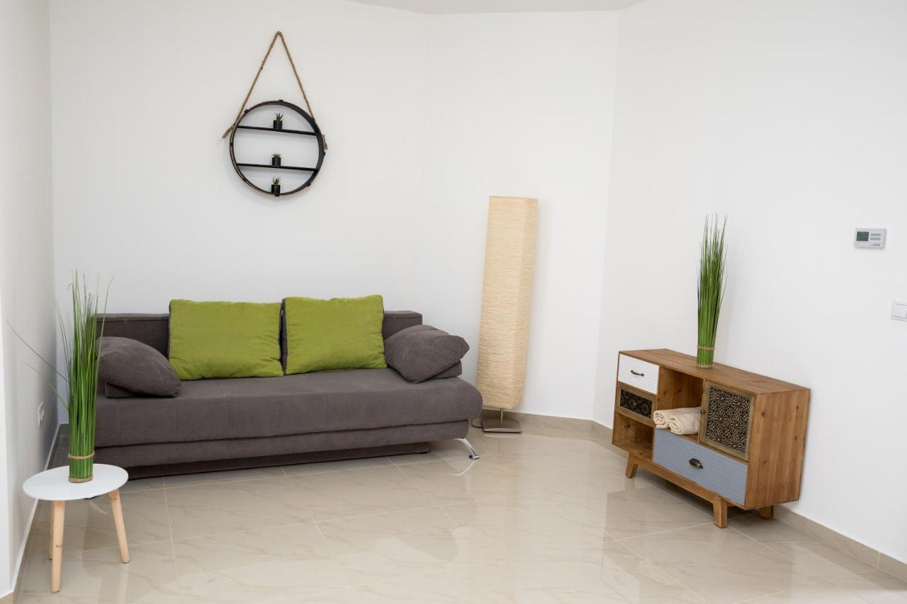 Kossuth Apartmanhaz Tata Exterior photo