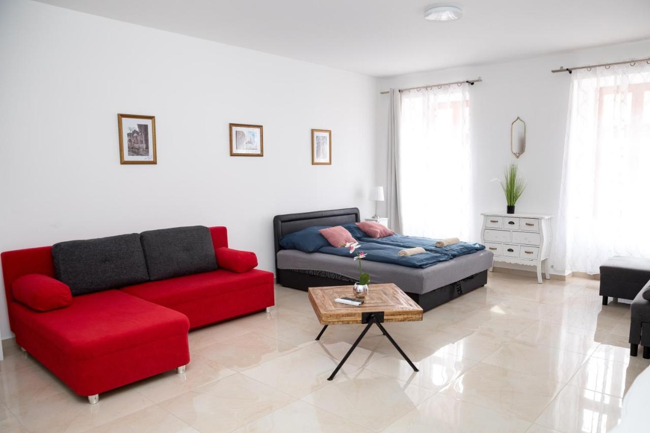 Kossuth Apartmanhaz Tata Exterior photo