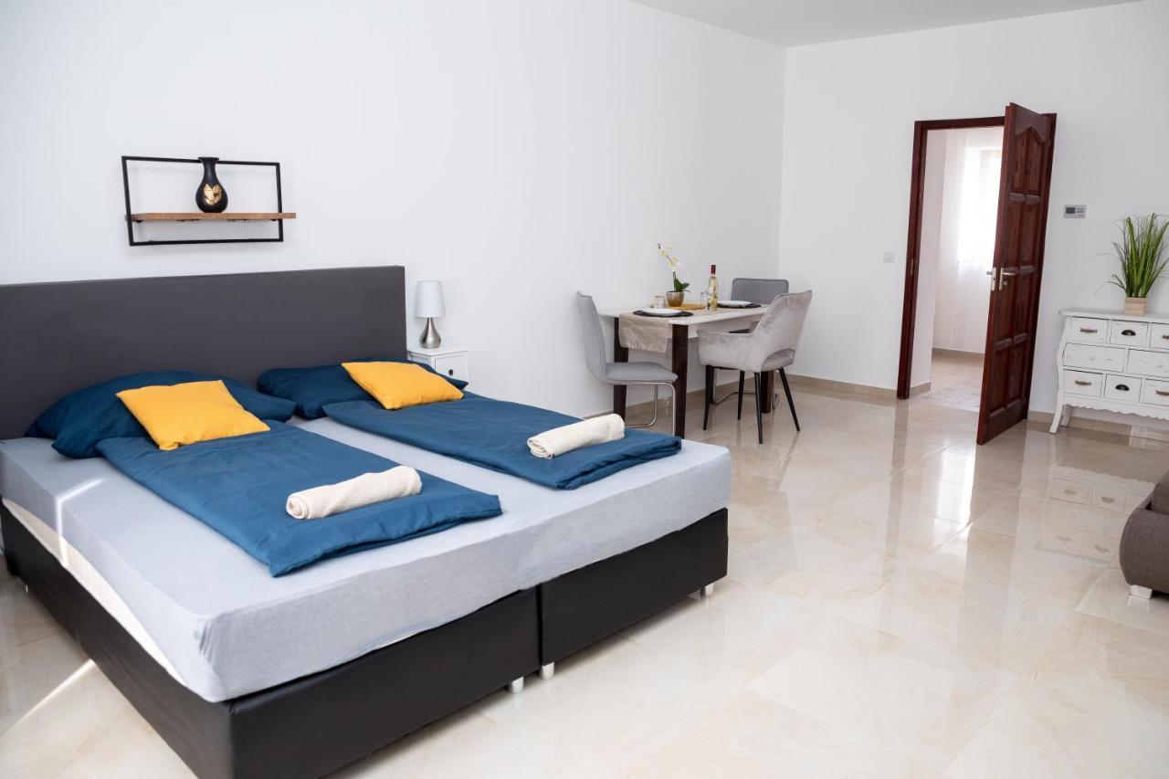 Kossuth Apartmanhaz Tata Exterior photo