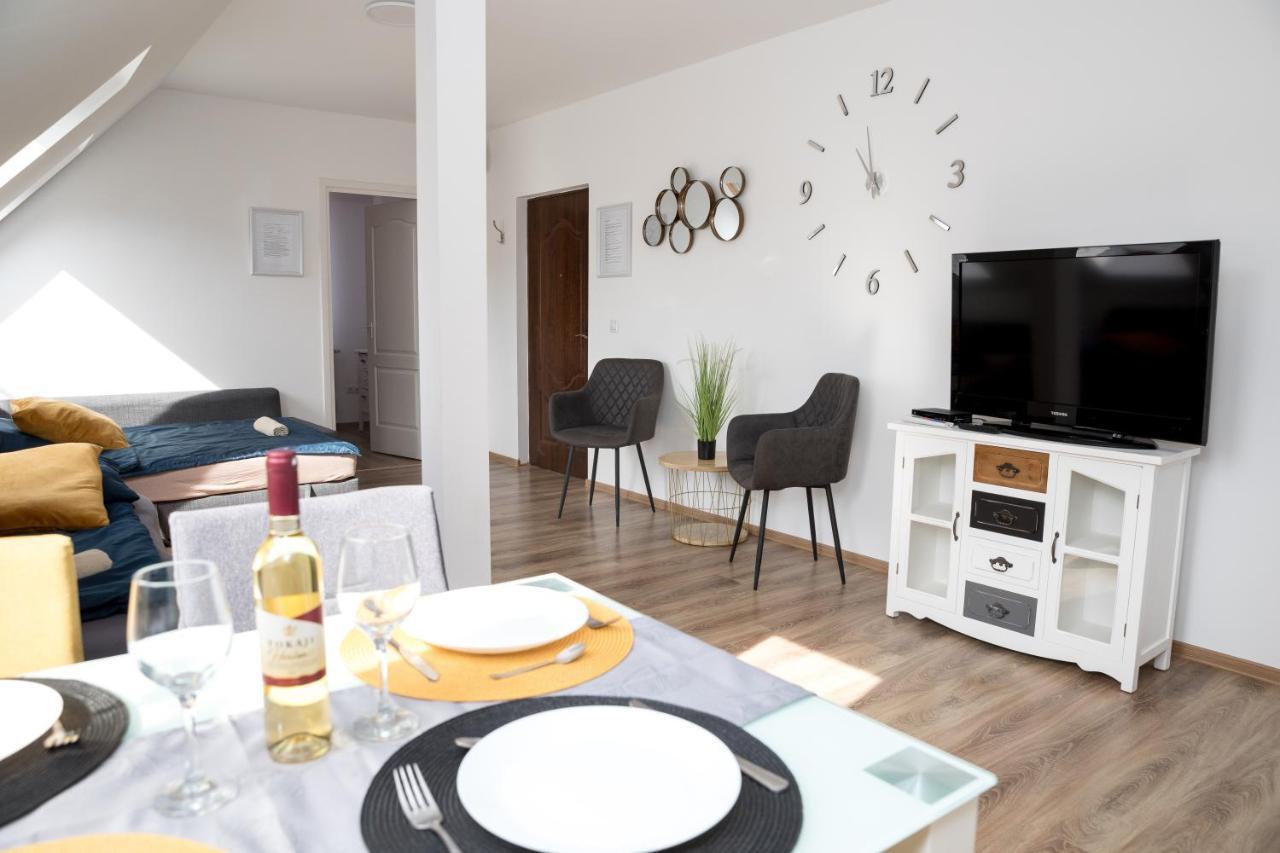 Kossuth Apartmanhaz Tata Exterior photo