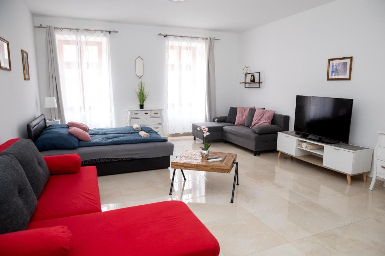 Kossuth Apartmanhaz Tata Exterior photo
