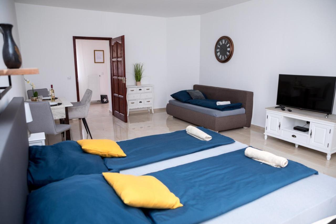 Kossuth Apartmanhaz Tata Exterior photo