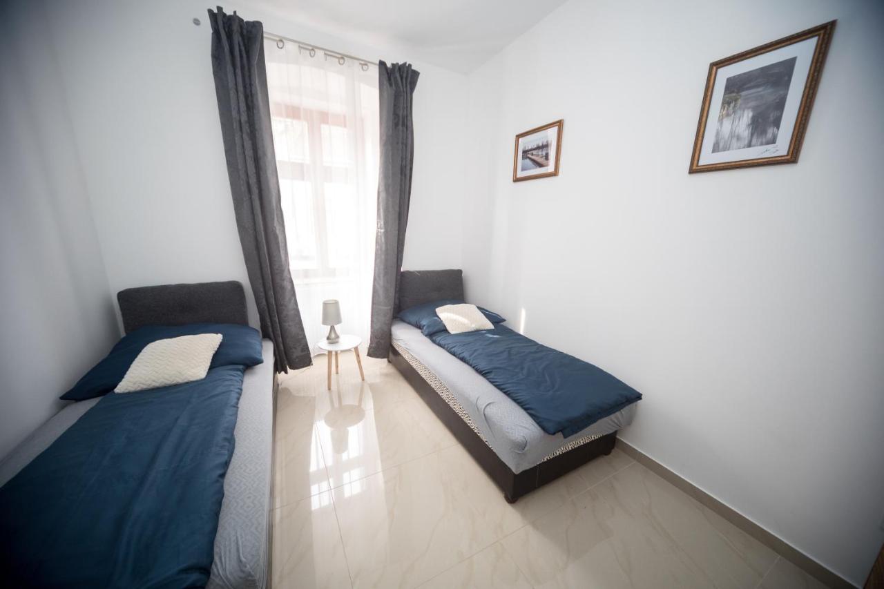 Kossuth Apartmanhaz Tata Exterior photo