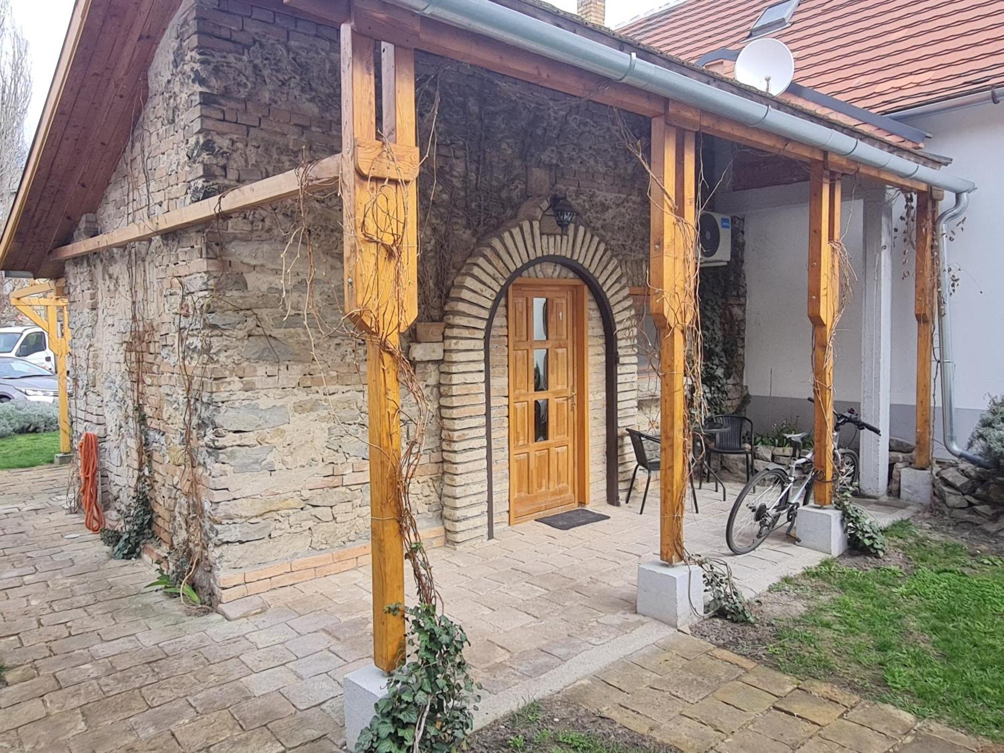 Kossuth Apartmanhaz Tata Exterior photo