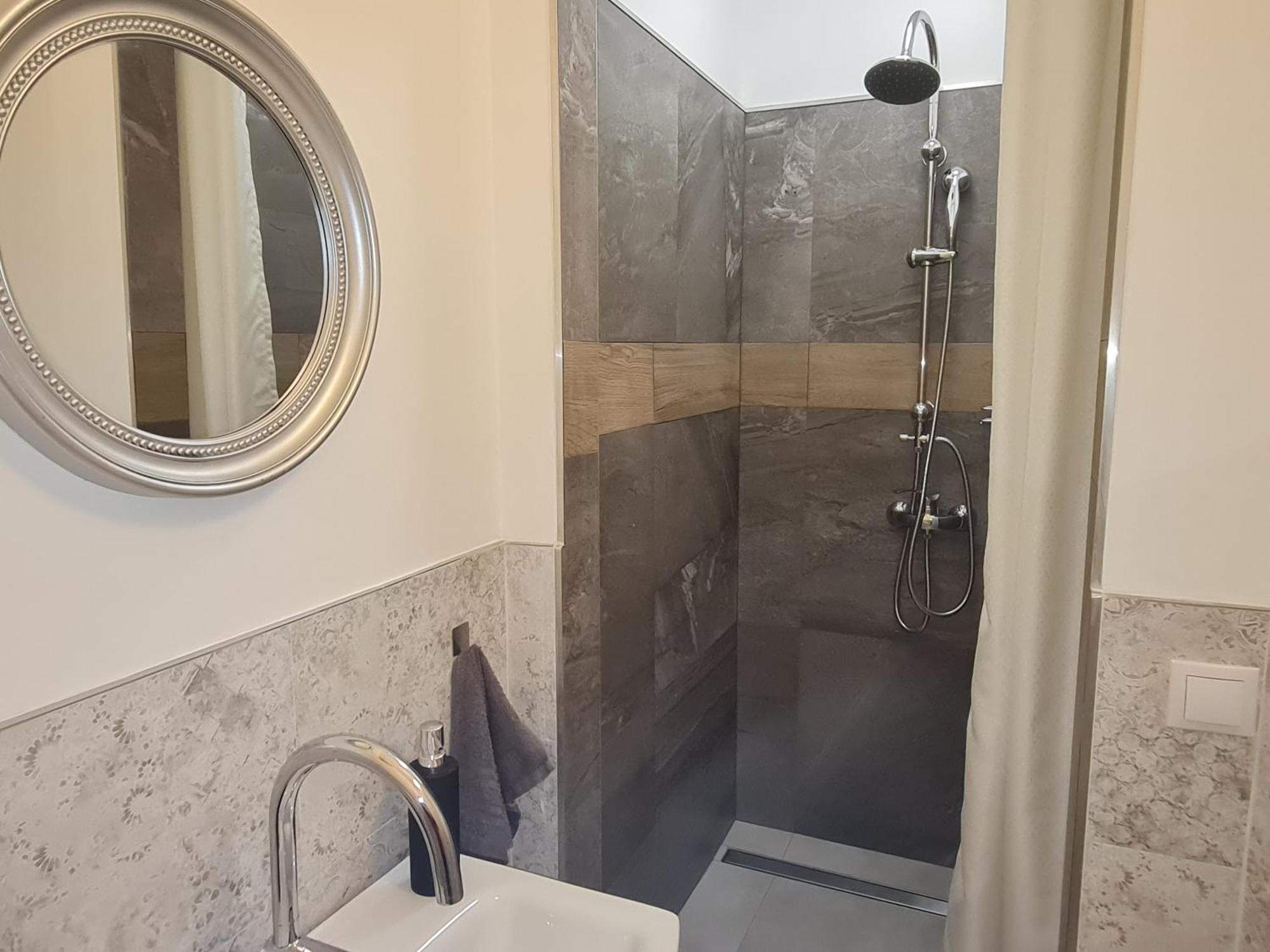Kossuth Apartmanhaz Tata Exterior photo