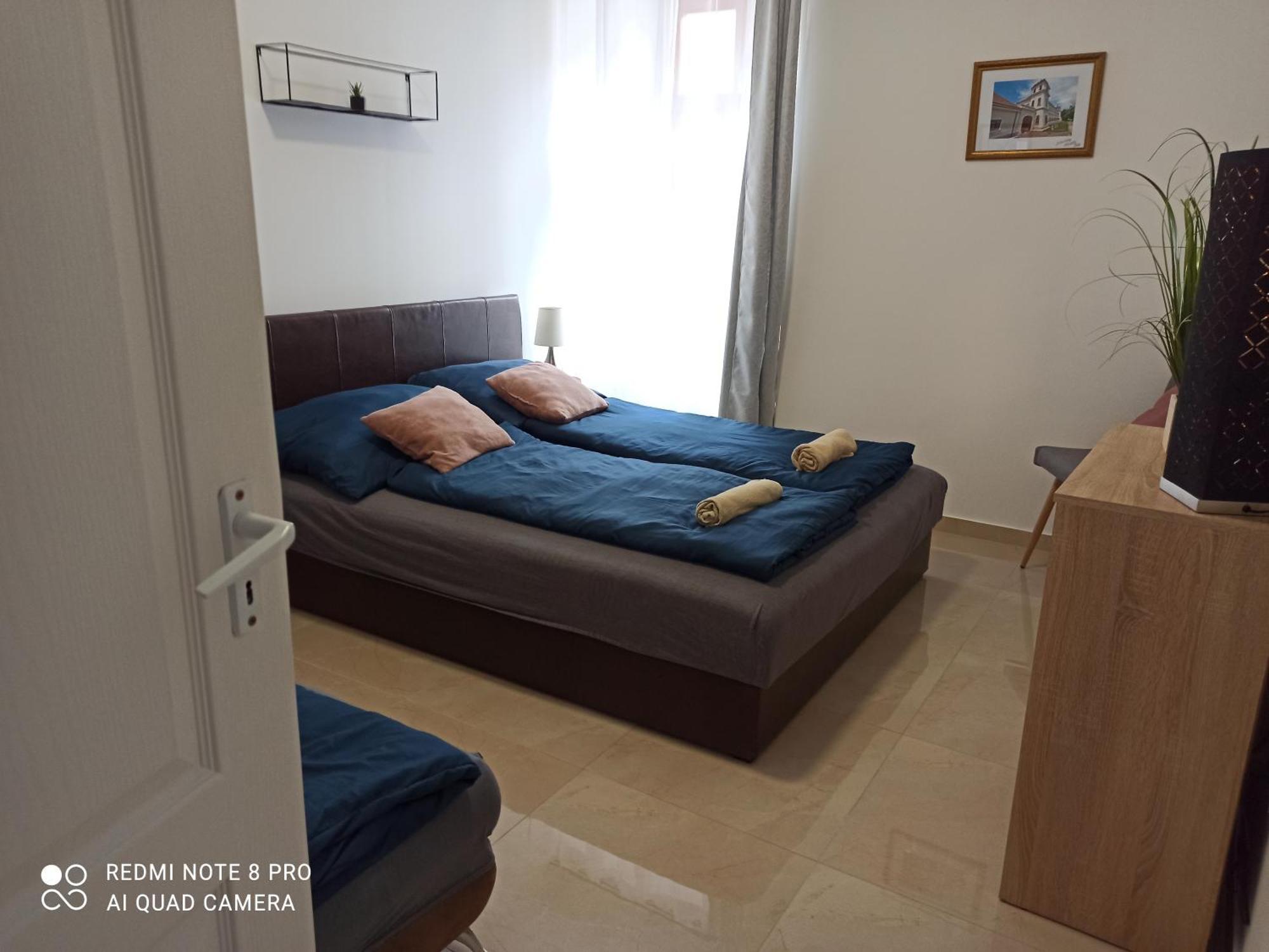 Kossuth Apartmanhaz Tata Exterior photo