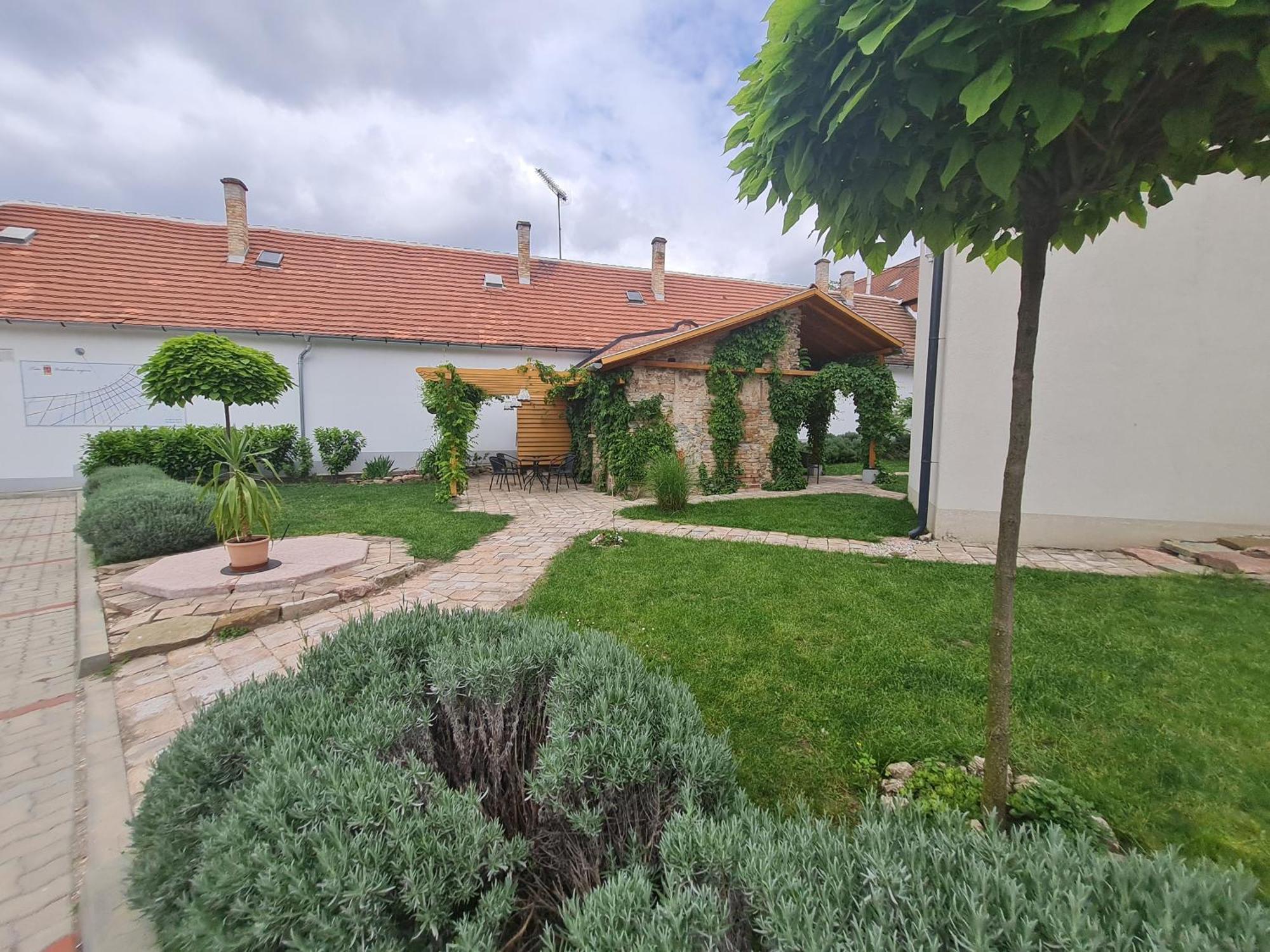 Kossuth Apartmanhaz Tata Exterior photo