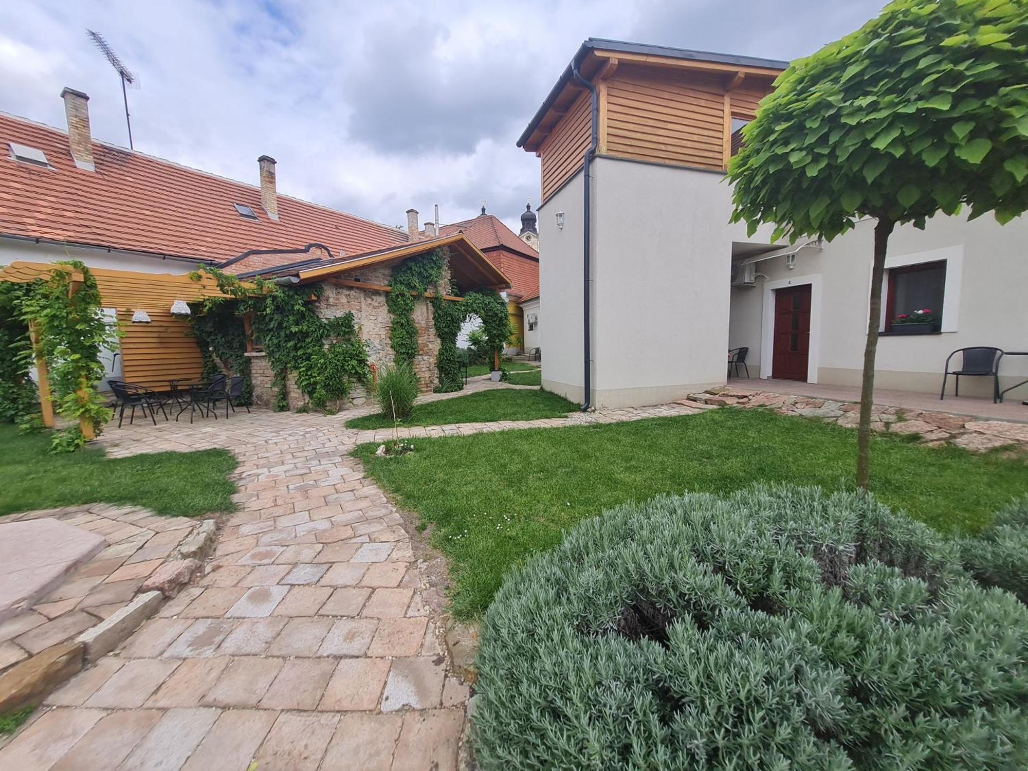 Kossuth Apartmanhaz Tata Exterior photo